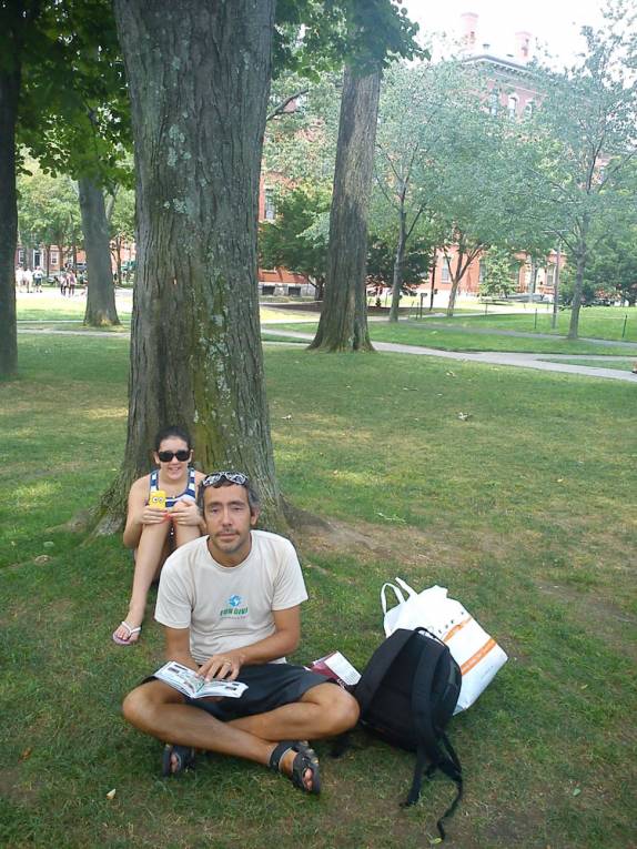 Momento de descanso nos jardins de Harvard, depois de caminhada pela famosa universidade em Boston, capital de Massachusetts, nos Estados Unidos